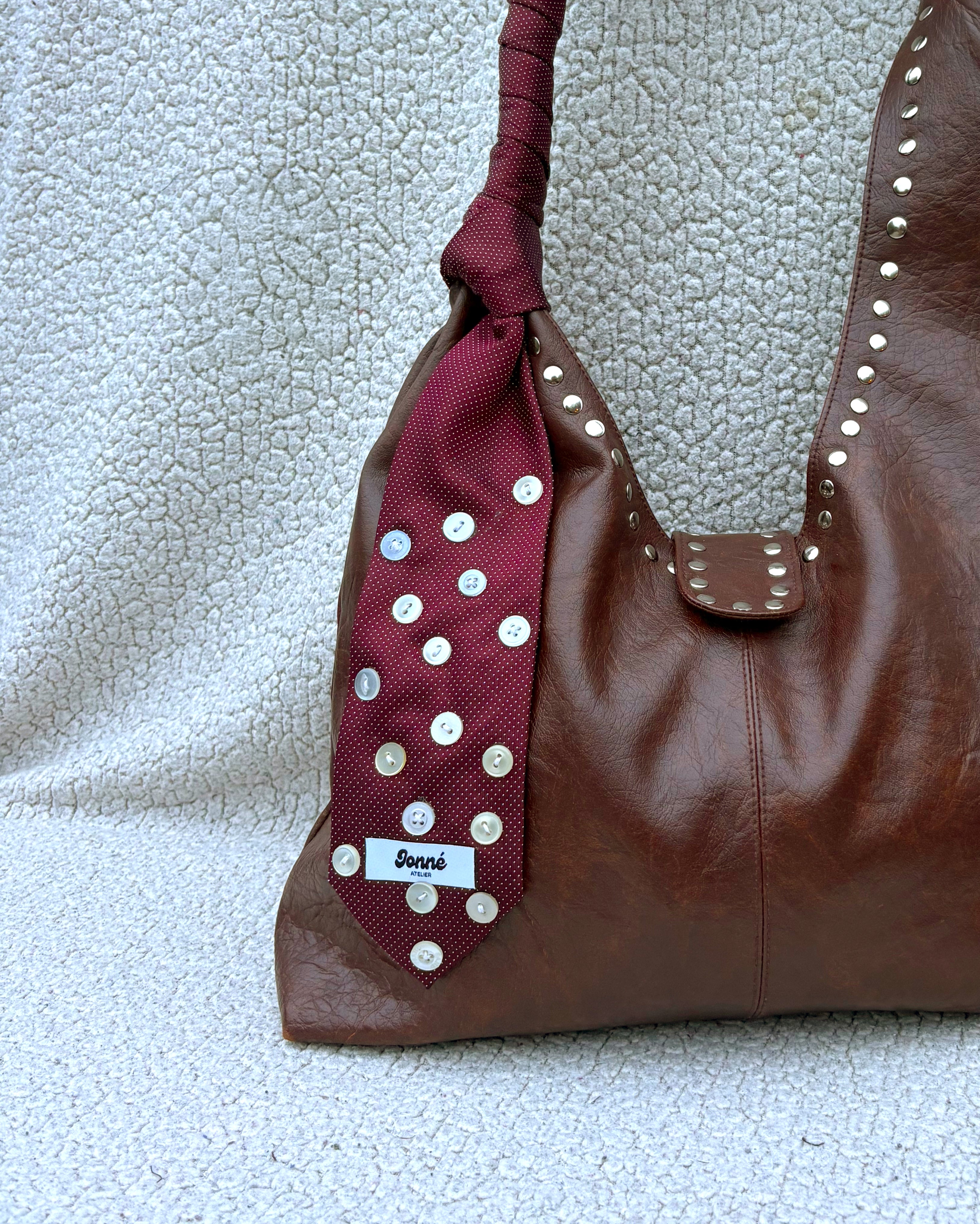 JONNÉ STROPDAS - BURGUNDY MET KNOOPJES