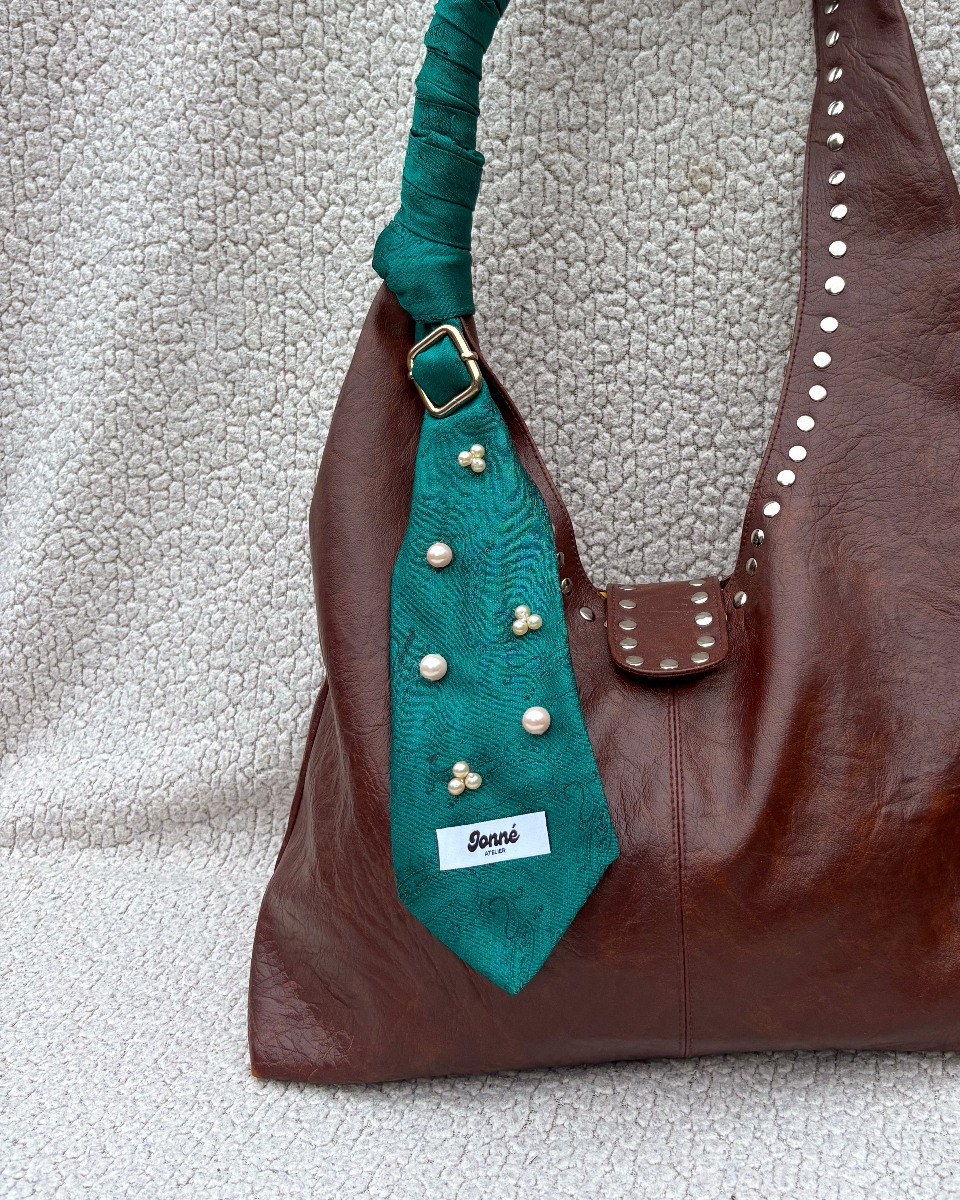 JONNÉ STROPDAS - GROEN MET PARELS