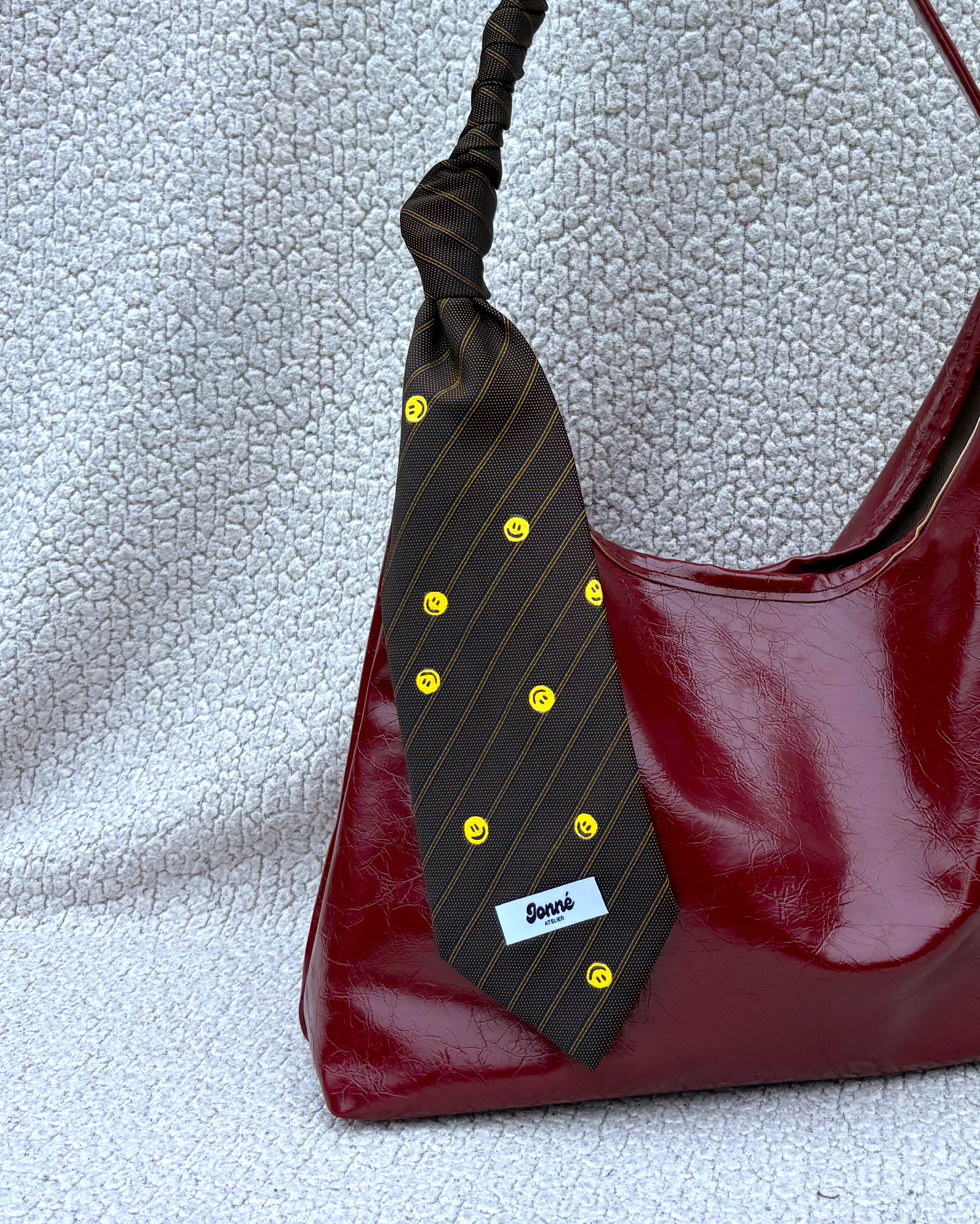 JONNÉ STROPDAS - BRUIN MET SMILEYS